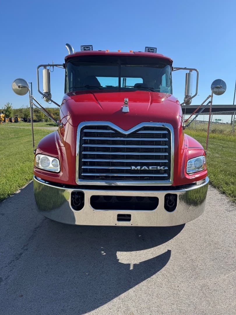 2018 Mack Pinnacle in Carroll, IA — photo 2